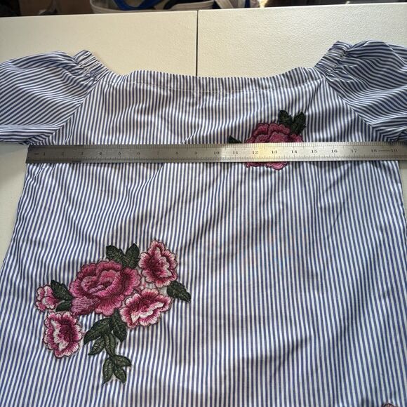 STYLE ENVY OFF THE SHOULDER STRIPED CHAMBRAY DRESS WITH ROSES SIZE MEDIUM - Picture 10 of 11